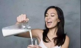 大乳牛奶女在线观看,一场激情四溢的在线视觉盛宴